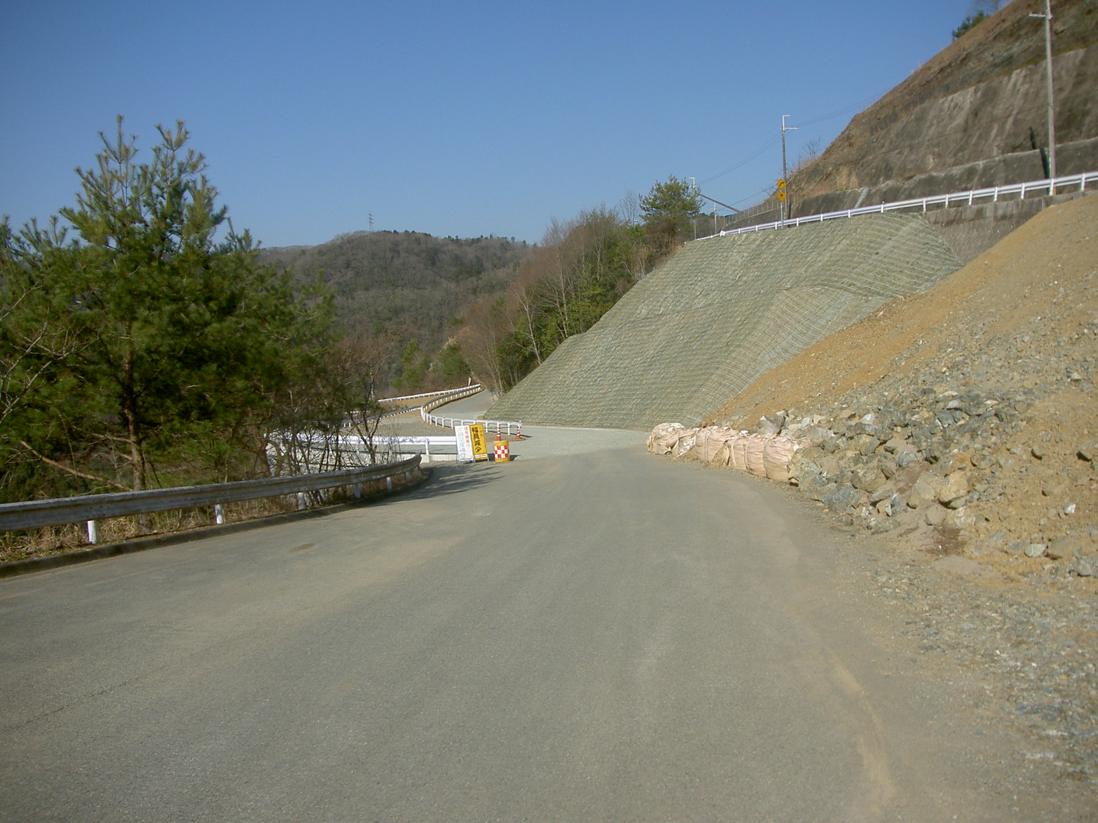 （二）千種川系鞍居川　金出地ダム左岸取付道路工事