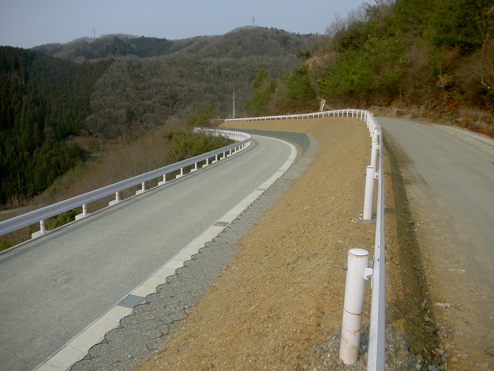 （二）千種川系鞍居川　金出地ダム左岸取付道路工事